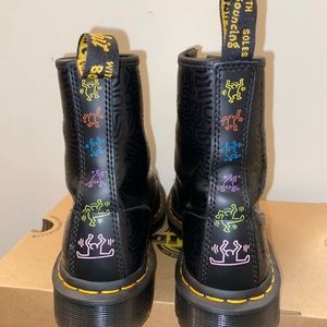 💛DR. MARTENS KEITH HARING 1460 BOOT💙
